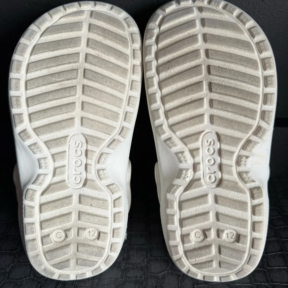 CROCS Kids White and Light Pink Classic Clog Pair with Charms size: C12